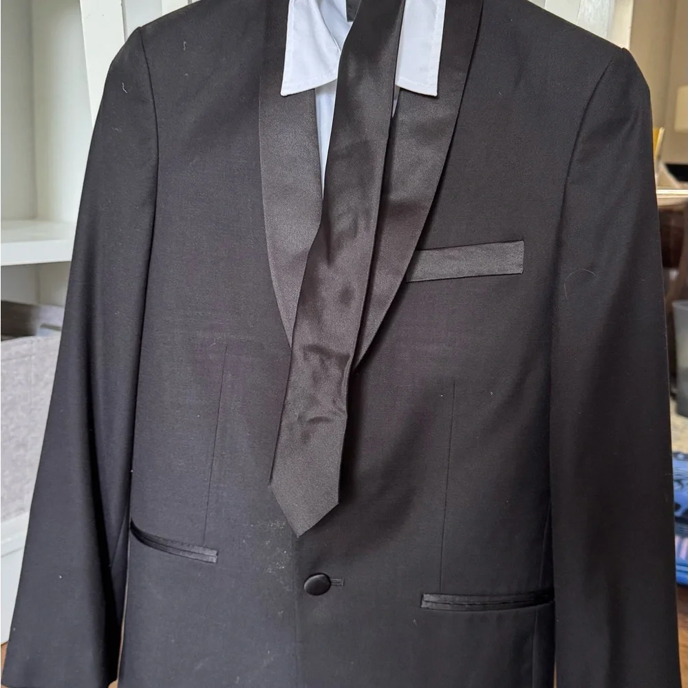 Calvin Klein Elegant Black Tuxedo - Picture 1 of 6